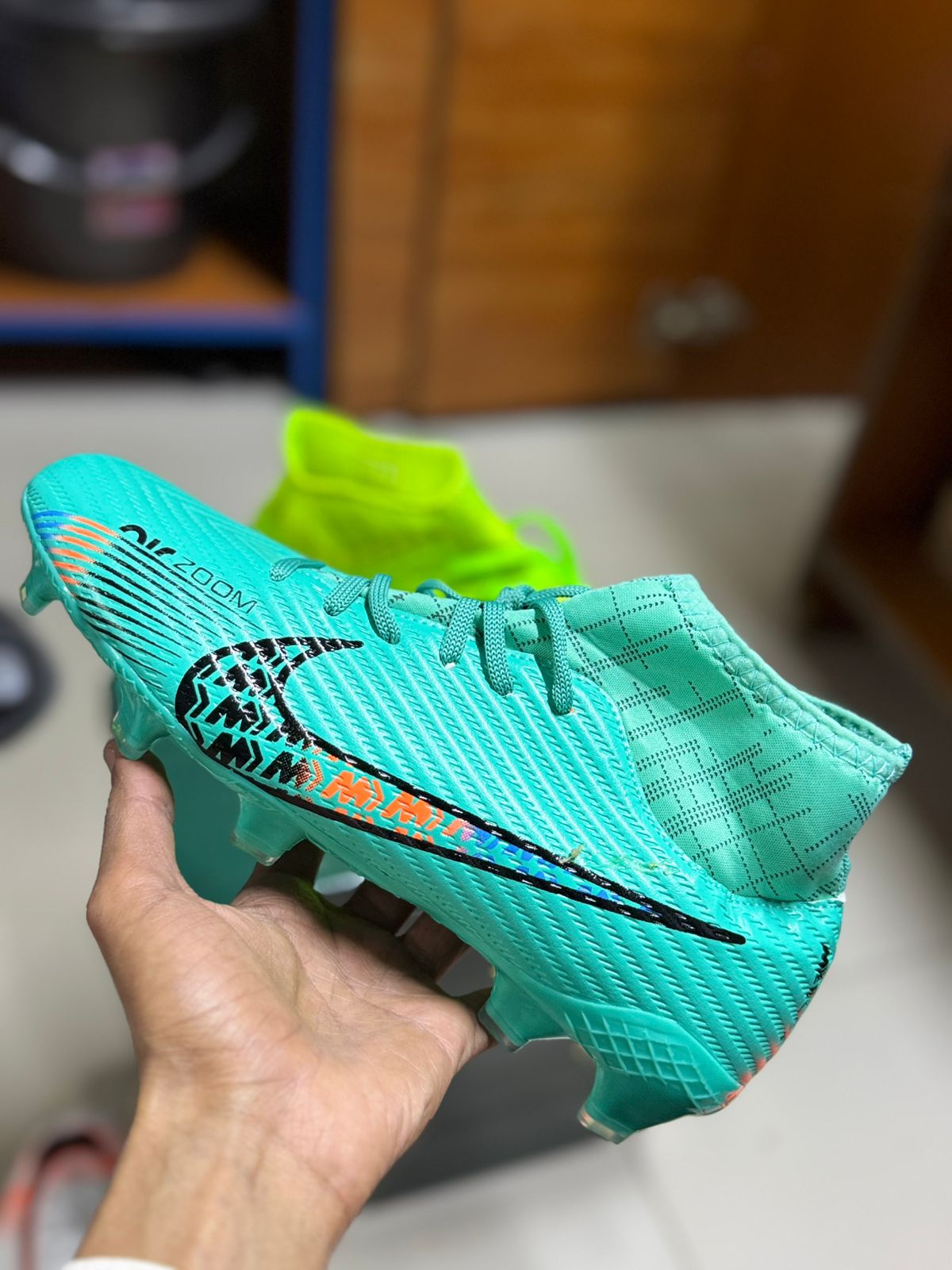 New Mercurial🔥🔥🔥⚽🔥 Pro Zoom Football Boots – Speed, Style & Performance! 🔥⚽
Step onto the pitch with confidence in these high-performance Pro Zoom football boots designed for speed