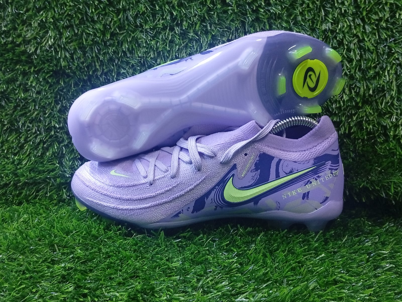 New Arrivals🔥🔥🔥🔥🔥High Quality  Phantom Luna purple Football Soccer boots🔥🔥🔥🔥🔥 A  very good Quality and very comfortable.Football shoes/boots