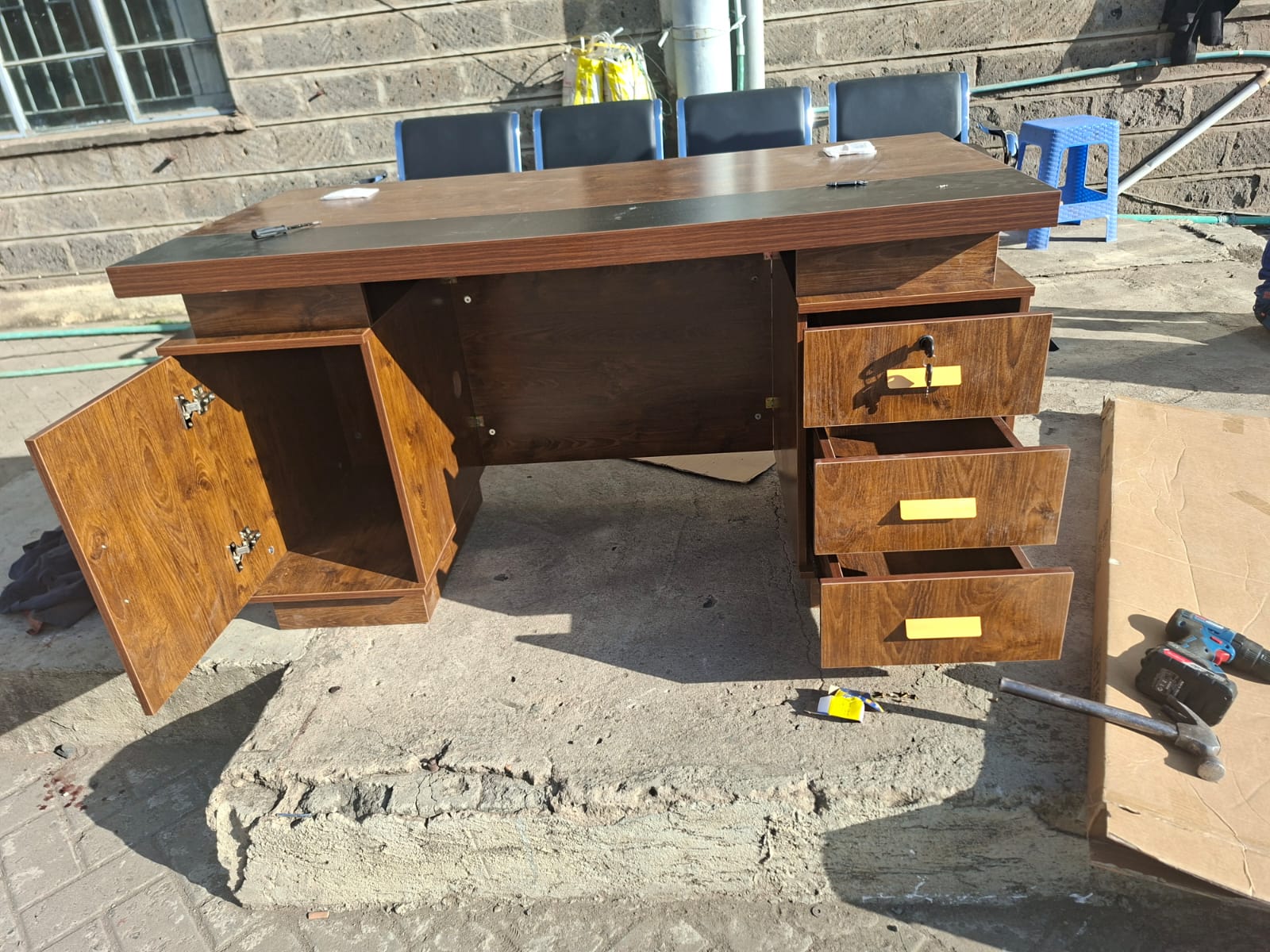 SPACIOUS OFFICE DESK. 1.4M Imported Office Desk – Modern, Sturdy & Spacious, wide for laptops, monitors, and office essentials, Imported Quality, Premium materials for durability and long-lasting use.