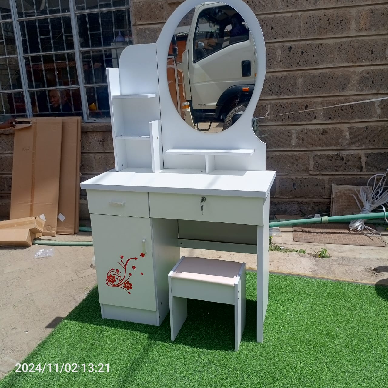 DRESSING TABLE WITH ROUND FIXED MIRROR