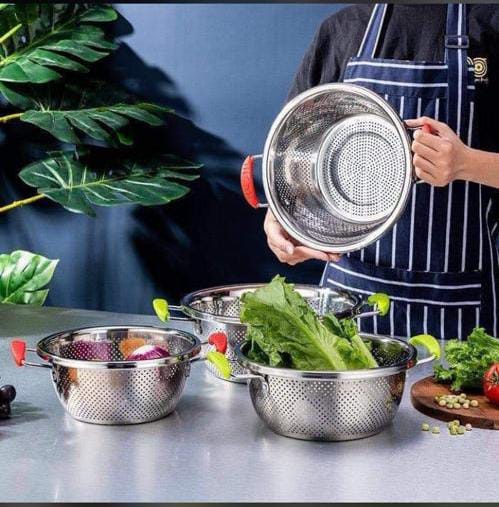 Stainless Steel Rice Drainer- Durable stainless steel material, Has a drainage hole around the basin, the water can be drained out quickly.