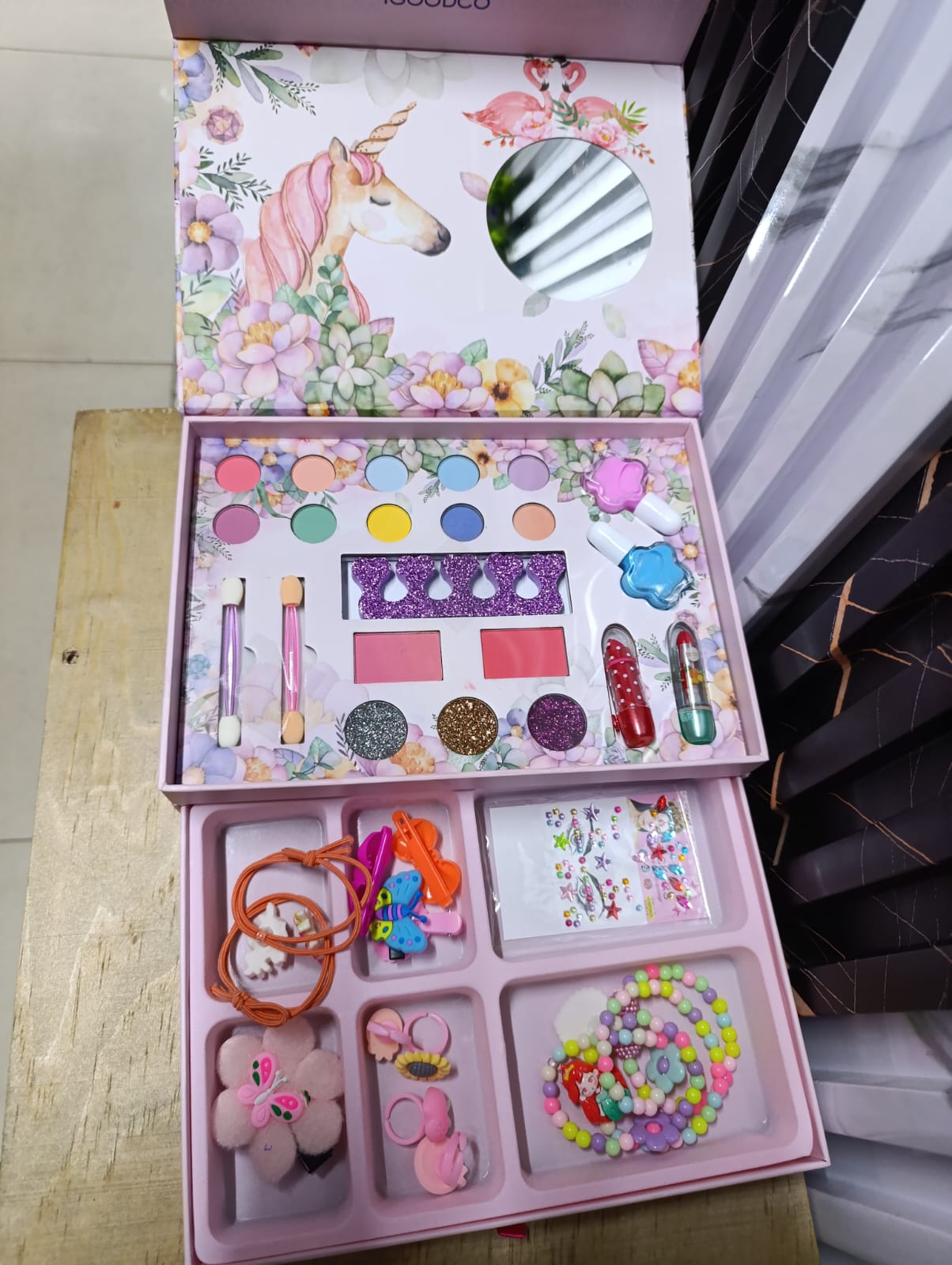 NEW 2 IN 1 DIY NON TOXIC KID'S MAKEUP AND JEWELLERY SET -  made with non - toxic and BPA-free materials, meets all safety standards for kids toys, gentle and washable.