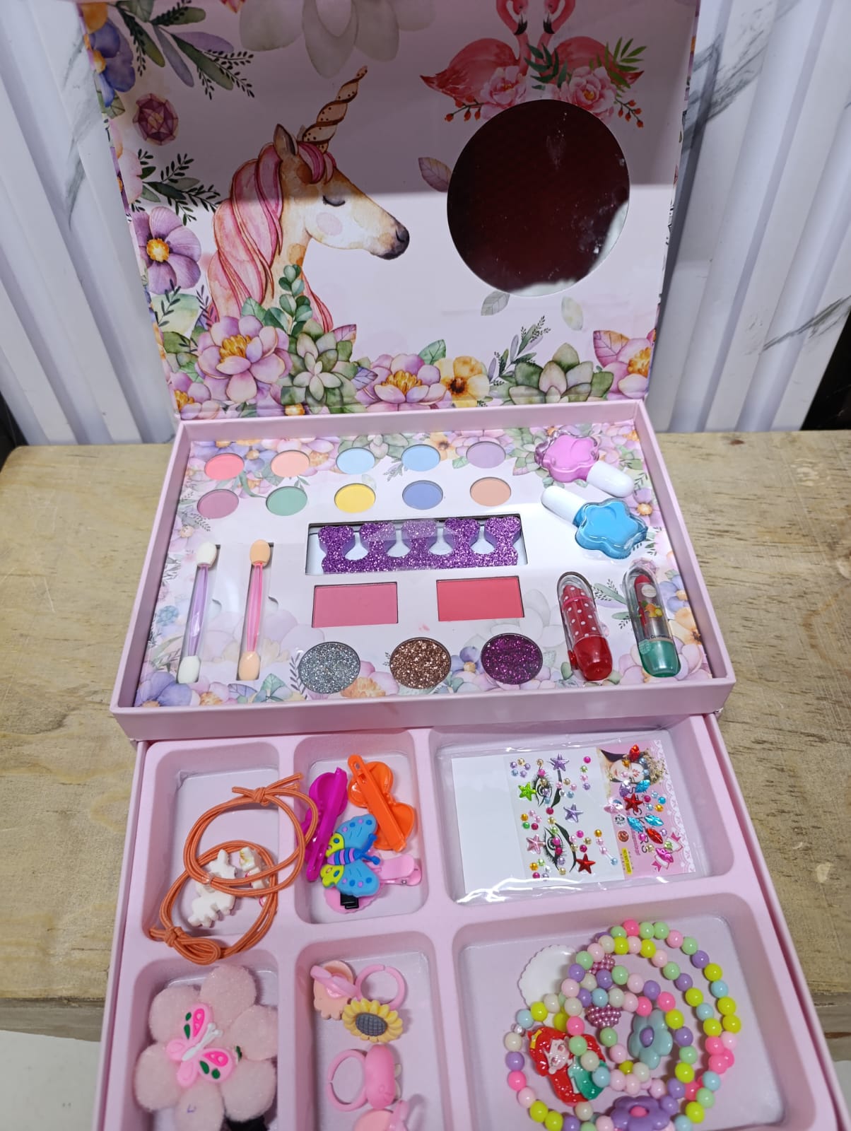 NEW 2 IN 1 DIY NON TOXIC KID'S MAKEUP AND JEWELLERY SET -  made with non - toxic and BPA-free materials, meets all safety standards for kids toys, gentle and washable.