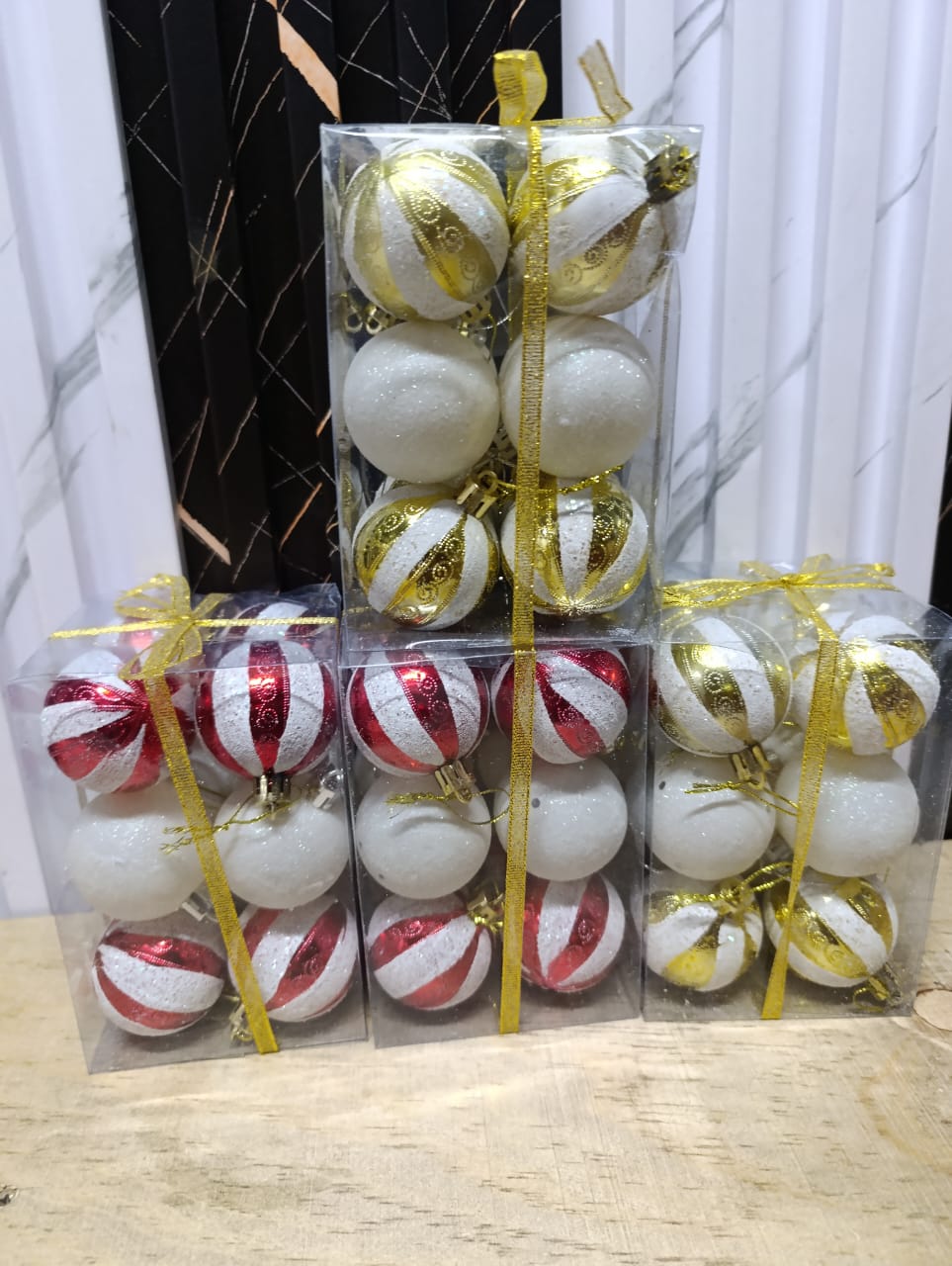 12 PCS SLIGHTLY SMALL CHRISTMASS BALLS WITH SNOW -  Ideal for Christmas trees, wreaths, garlands,Available in a range of vibrant colors, this set is perfect for decorating your Christmas tree.