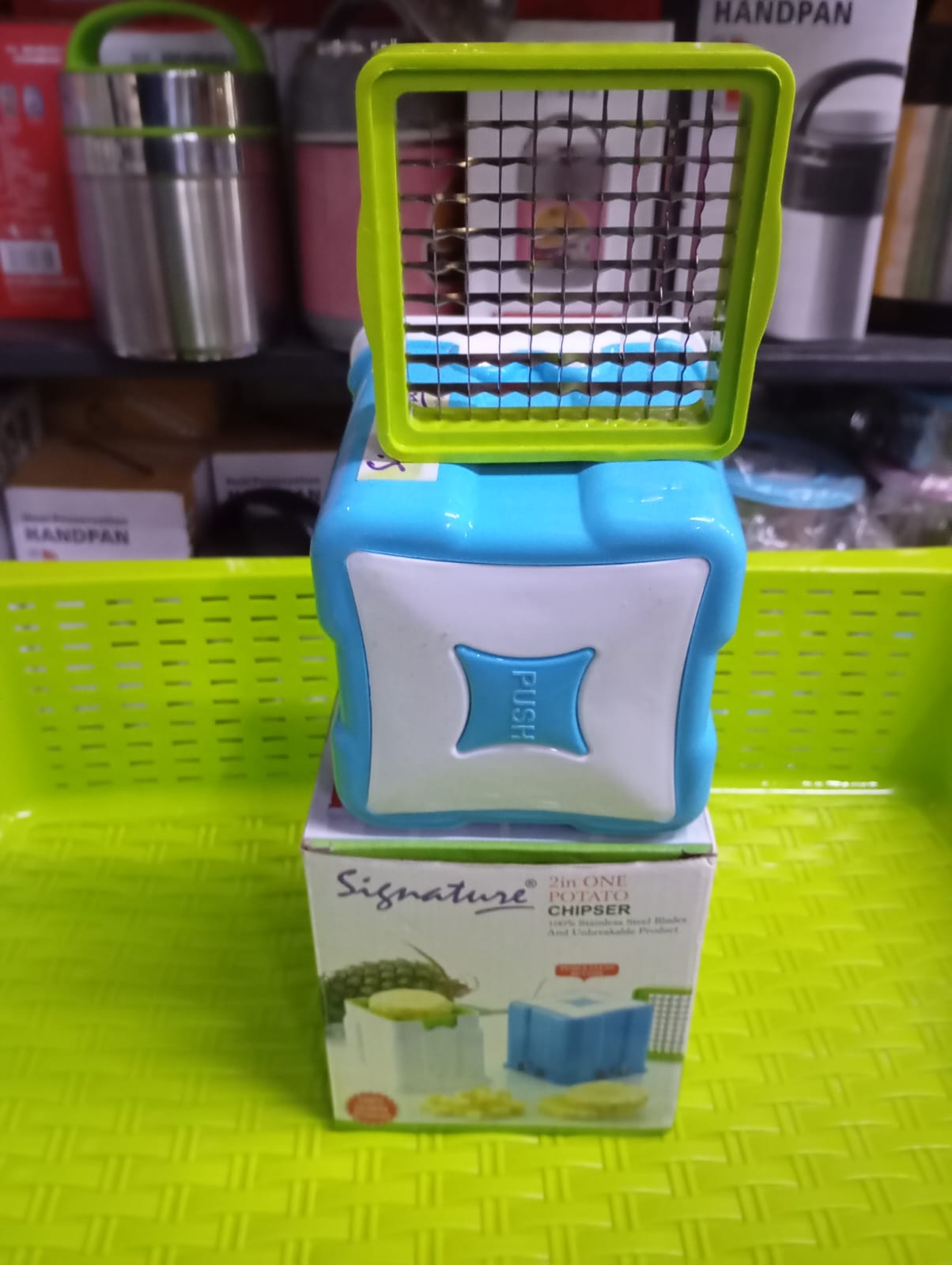 SIGNATURE HOME VEGETABLE CHOPPER , POTATO CHIPSER , ONION CUTTER & SHREDDER - Quickly dice and slit vegetables and fruits, convenient and easy, No need to touch the sharp blades, Never hurt your finge