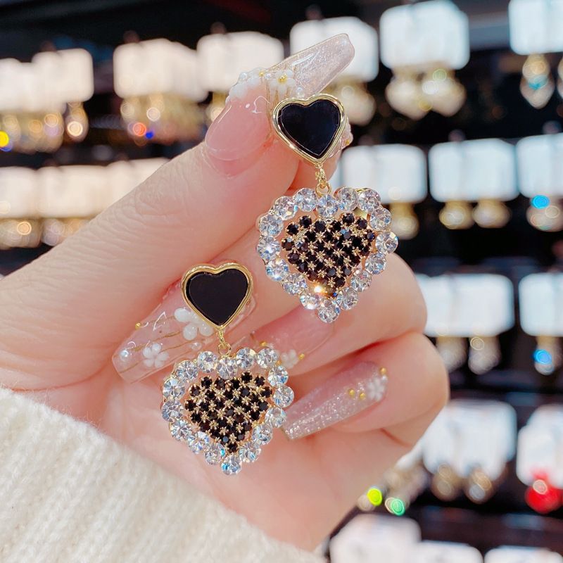 New S925 silver needle oil dripping diamond studded earrings, heart-shaped earrings, Korean style versatile design earrings, stylish and versatile earrings for women, simple and atmospheric
