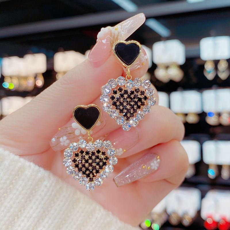 New S925 silver needle oil dripping diamond studded earrings, heart-shaped earrings, Korean style versatile design earrings, stylish and versatile earrings for women, simple and atmospheric