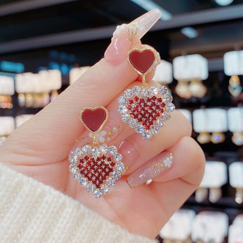 New S925 silver needle oil dripping diamond studded earrings, heart-shaped earrings, Korean style versatile design earrings, stylish and versatile earrings for women, simple and atmospheric
