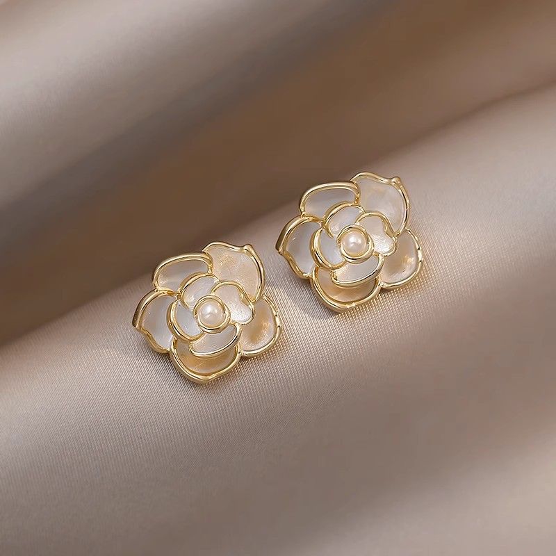 New silver needle oil dripping heart-shaped earrings,Korean Ins light luxury temperament earrings,popular earrings retro high-end feeling earrings forwomen,fashionable and simple,stylish and versatile