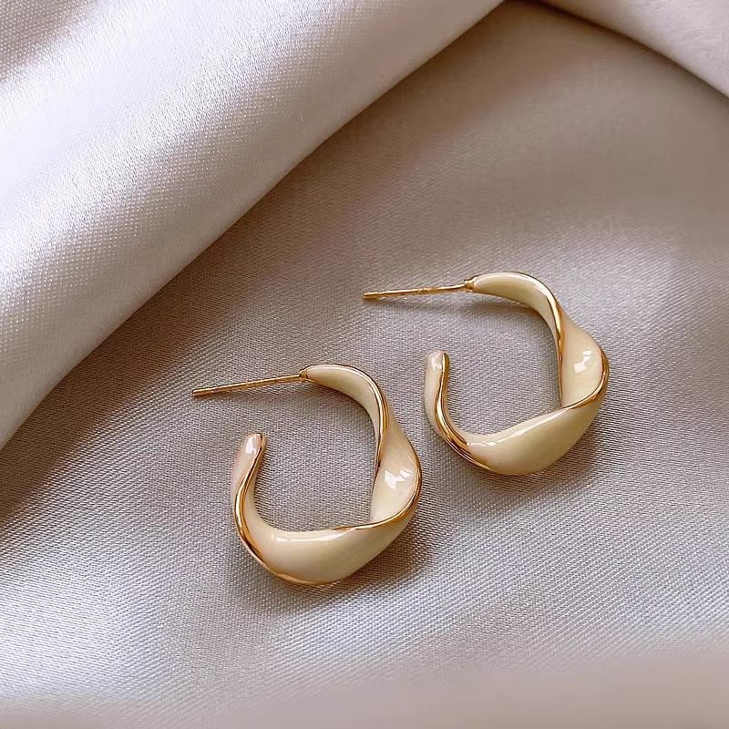New silver needle oil dripping heart-shaped earrings,Korean Ins light luxury temperament earrings,popular earrings retro high-end feeling earrings forwomen,fashionable and simple,stylish and versatile