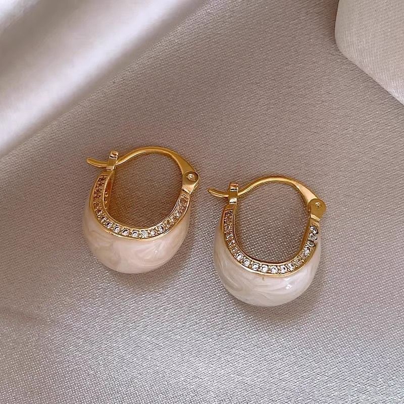 New silver needle oil dripping heart-shaped earrings,Korean Ins light luxury temperament earrings,popular earrings retro high-end feeling earrings forwomen,fashionable and simple,stylish and versatile