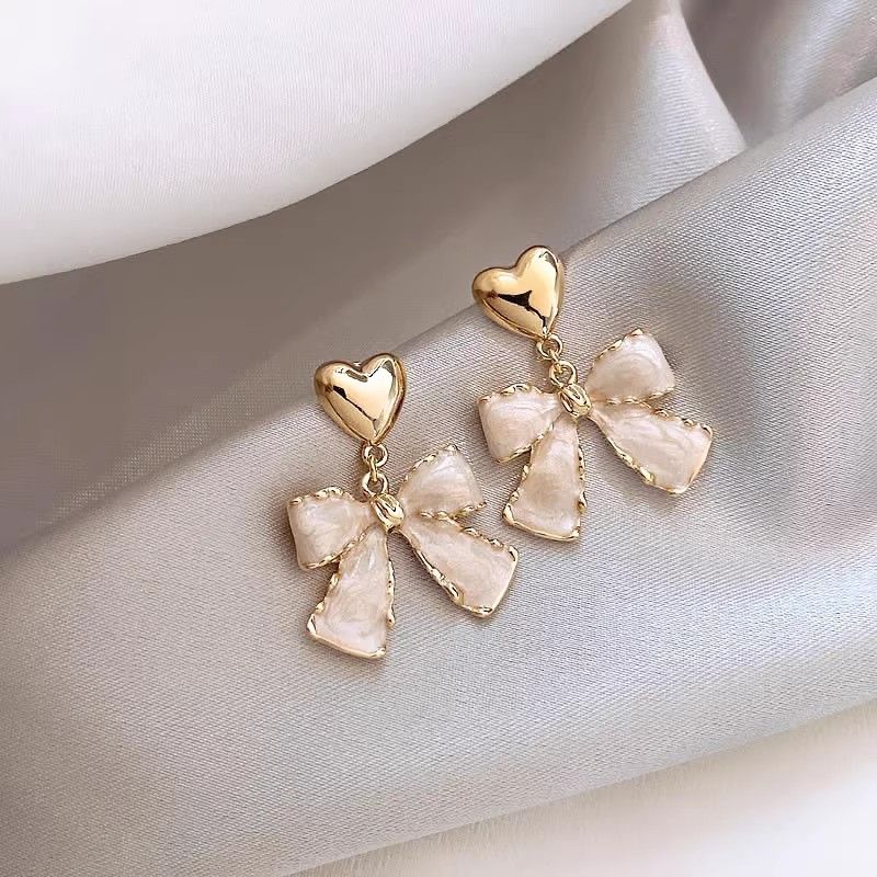 New silver needle oil dripping heart-shaped earrings,Korean Ins light luxury temperament earrings,popular earrings retro high-end feeling earrings forwomen,fashionable and simple,stylish and versatile