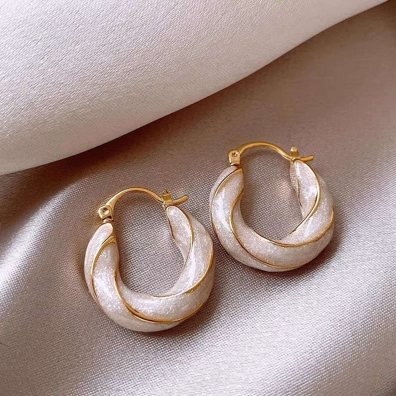 New silver needle oil dripping heart-shaped earrings,Korean Ins light luxury temperament earrings,popular earrings retro high-end feeling earrings forwomen,fashionable and simple,stylish and versatile