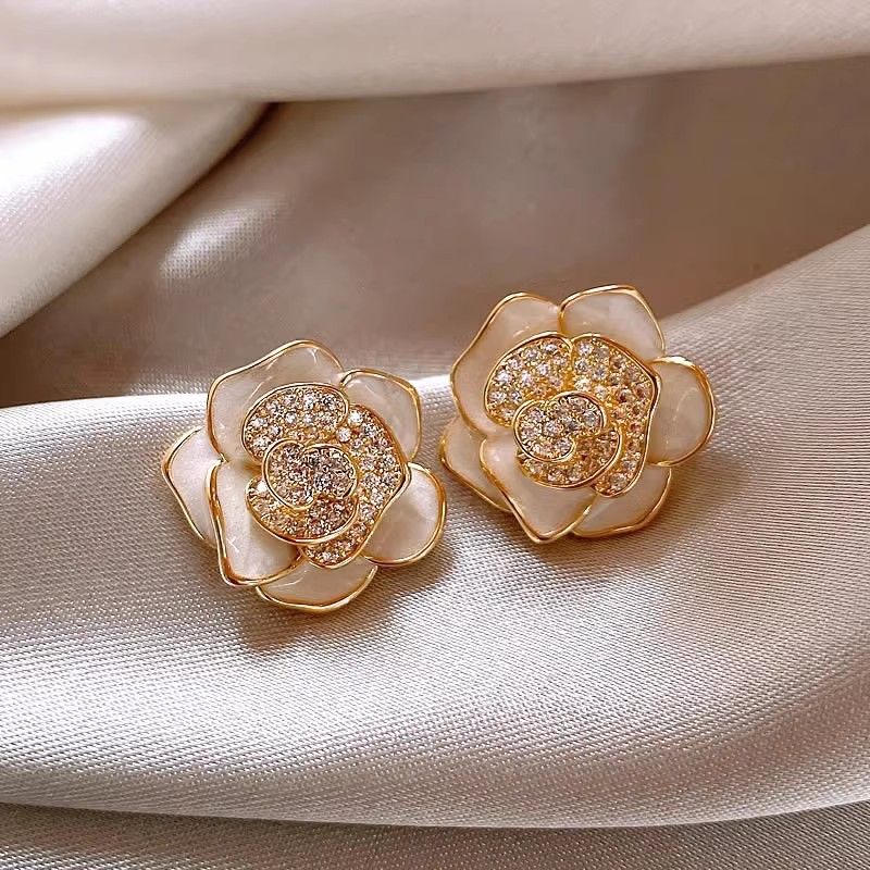 New silver needle oil dripping heart-shaped earrings,Korean Ins light luxury temperament earrings,popular earrings retro high-end feeling earrings forwomen,fashionable and simple,stylish and versatile