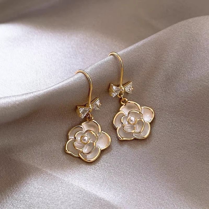 New silver needle oil dripping heart-shaped earrings,Korean Ins light luxury temperament earrings,popular earrings retro high-end feeling earrings forwomen,fashionable and simple,stylish and versatile