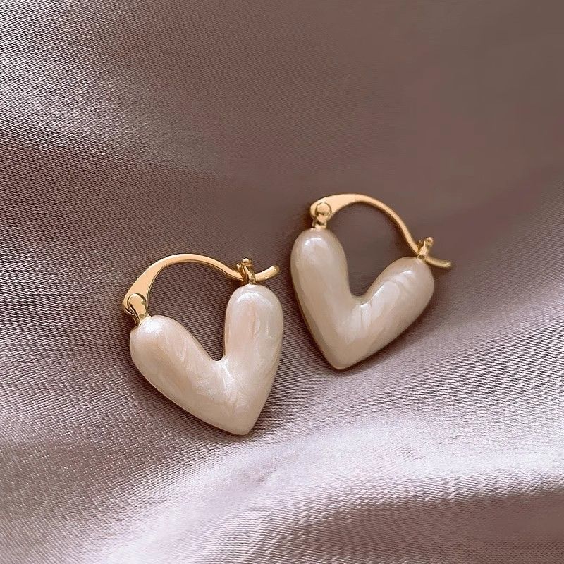 New silver needle oil dripping heart-shaped earrings,Korean Ins light luxury temperament earrings,popular earrings retro high-end feeling earrings forwomen,fashionable and simple,stylish and versatile