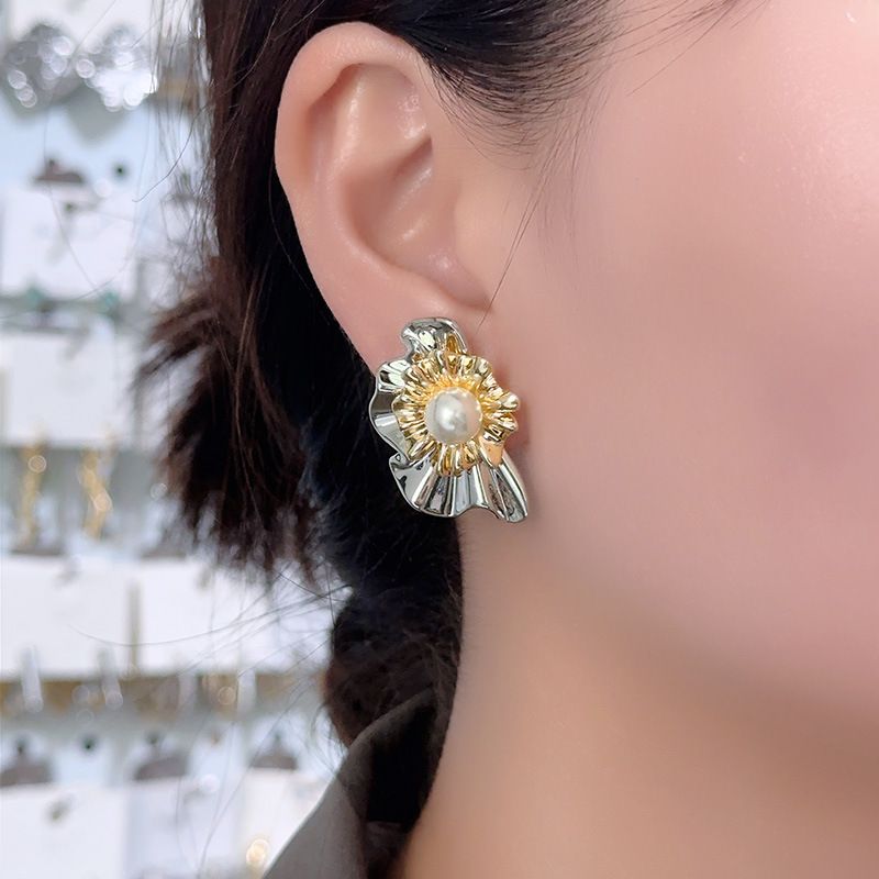 Multi wearing earrings with gold and silver contrasting flower earrings, metallic and cool style, exquisite and fashionable, versatile earrings