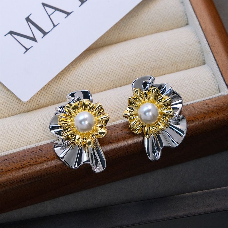 Multi wearing earrings with gold and silver contrasting flower earrings, metallic and cool style, exquisite and fashionable, versatile earrings