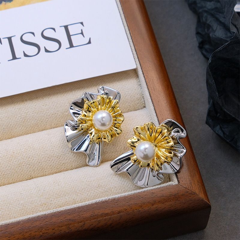 Multi wearing earrings with gold and silver contrasting flower earrings, metallic and cool style, exquisite and fashionable, versatile earrings