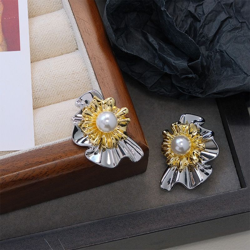 Multi wearing earrings with gold and silver contrasting flower earrings, metallic and cool style, exquisite and fashionable, versatile earrings