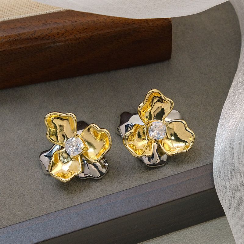 Multi wearing earrings with gold and silver contrasting flower earrings, metallic and cool style, exquisite and fashionable, versatile earrings