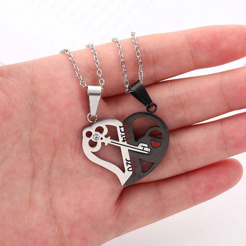 New fashionable key splicing couple pendant necklace, popular niche design, love Valentine's Day gift neck chain, heart-shaped two tone couple necklace, creative Valentine's Day birthday gift