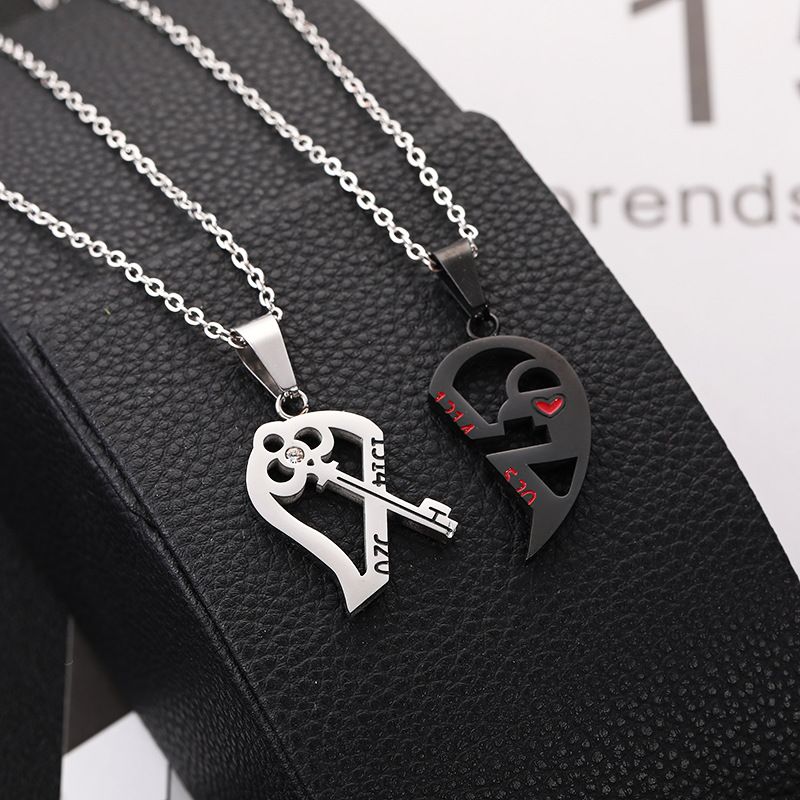 New fashionable key splicing couple pendant necklace, popular niche design, love Valentine's Day gift neck chain, heart-shaped two tone couple necklace, creative Valentine's Day birthday gift