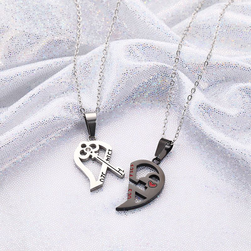 New fashionable key splicing couple pendant necklace, popular niche design, love Valentine's Day gift neck chain, heart-shaped two tone couple necklace, creative Valentine's Day birthday gift