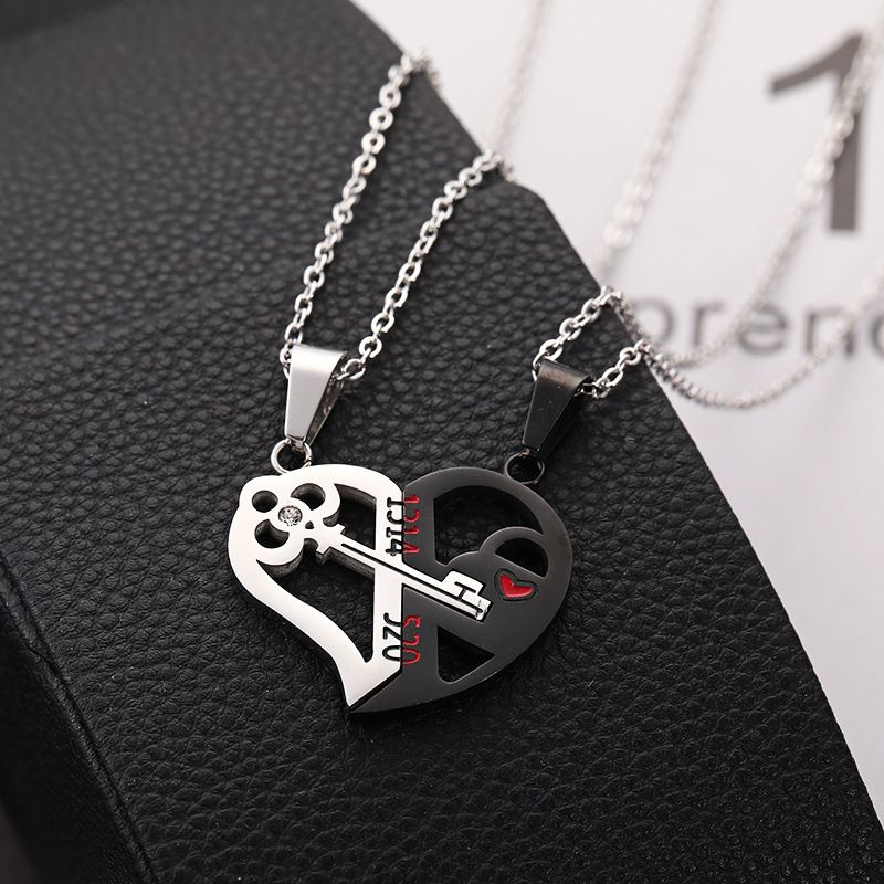 New fashionable key splicing couple pendant necklace, popular niche design, love Valentine's Day gift neck chain, heart-shaped two tone couple necklace, creative Valentine's Day birthday gift