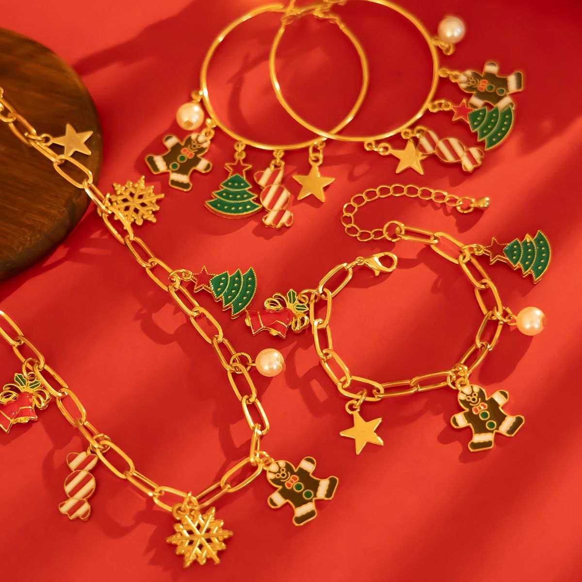 New European and American creative Christmas bells, Christmas tree pendant necklaces, personalized holiday snowflake candy accessories, African fashionistas quickly grab, unlock unique fashion charm