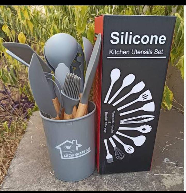 Silicon spoon set//super quality   is the perfect addition to any kitchen. It is made of food-grade silicone that is heat resistant, non-stick, and BPA-free. The spoons are also dishwasher safe for ea