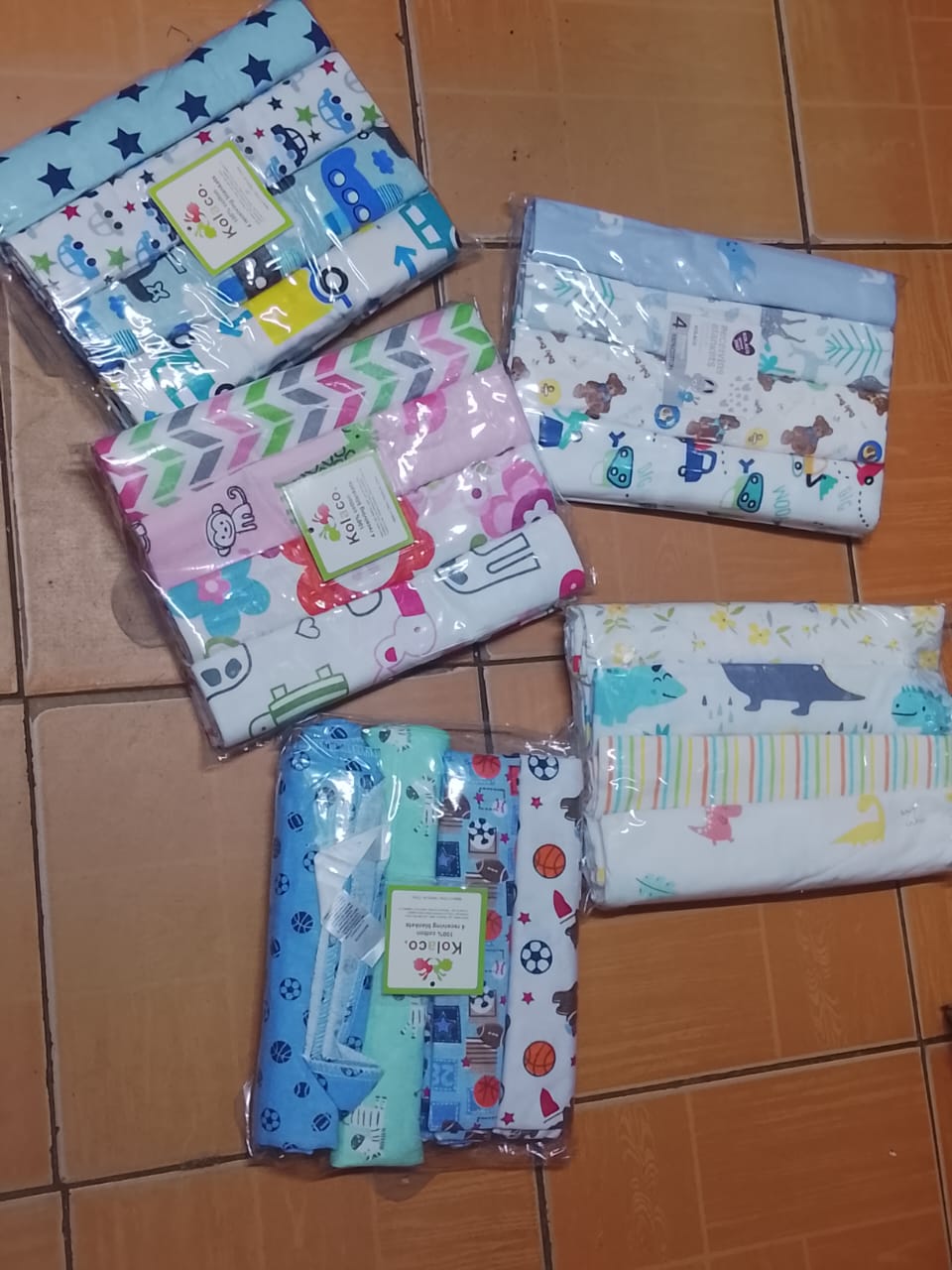 4Pack Flannels - Soft light blanket/swaddler/warmer  Can be used for substitute of more than 5uses:✓baby Swaddlers ✓Diaper Changing mat✓Breastfeeding shawl✓Baby bedsheets✓Sofa/Stroller shawl