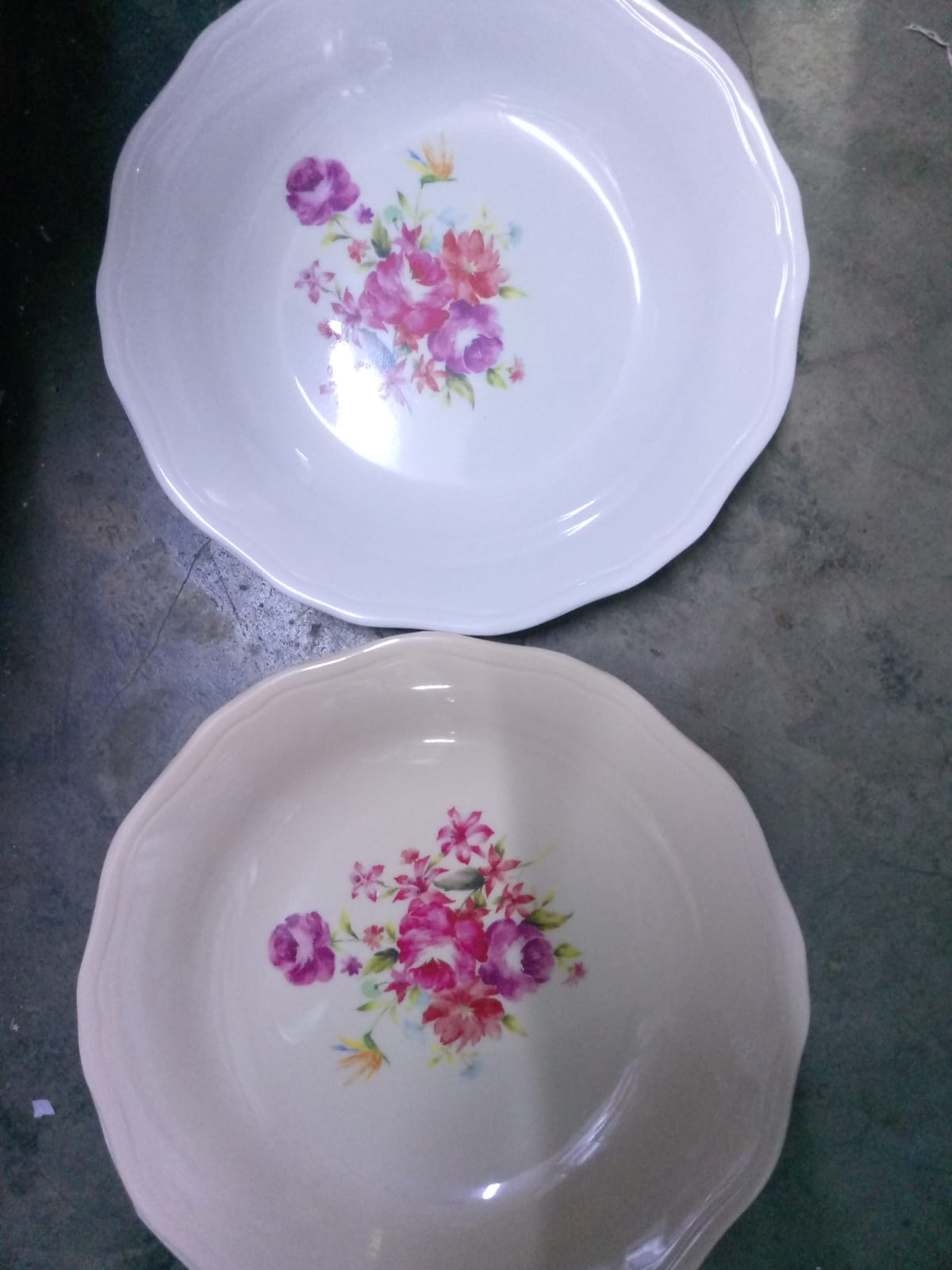 Melamine Dinnerware Set - 12 pcs Melamine Plates Indoor and Outdoor Safety material:high quality  The modern kitchen needs the right kitchen utensils and  appliances to create an inviting atmosphere.
