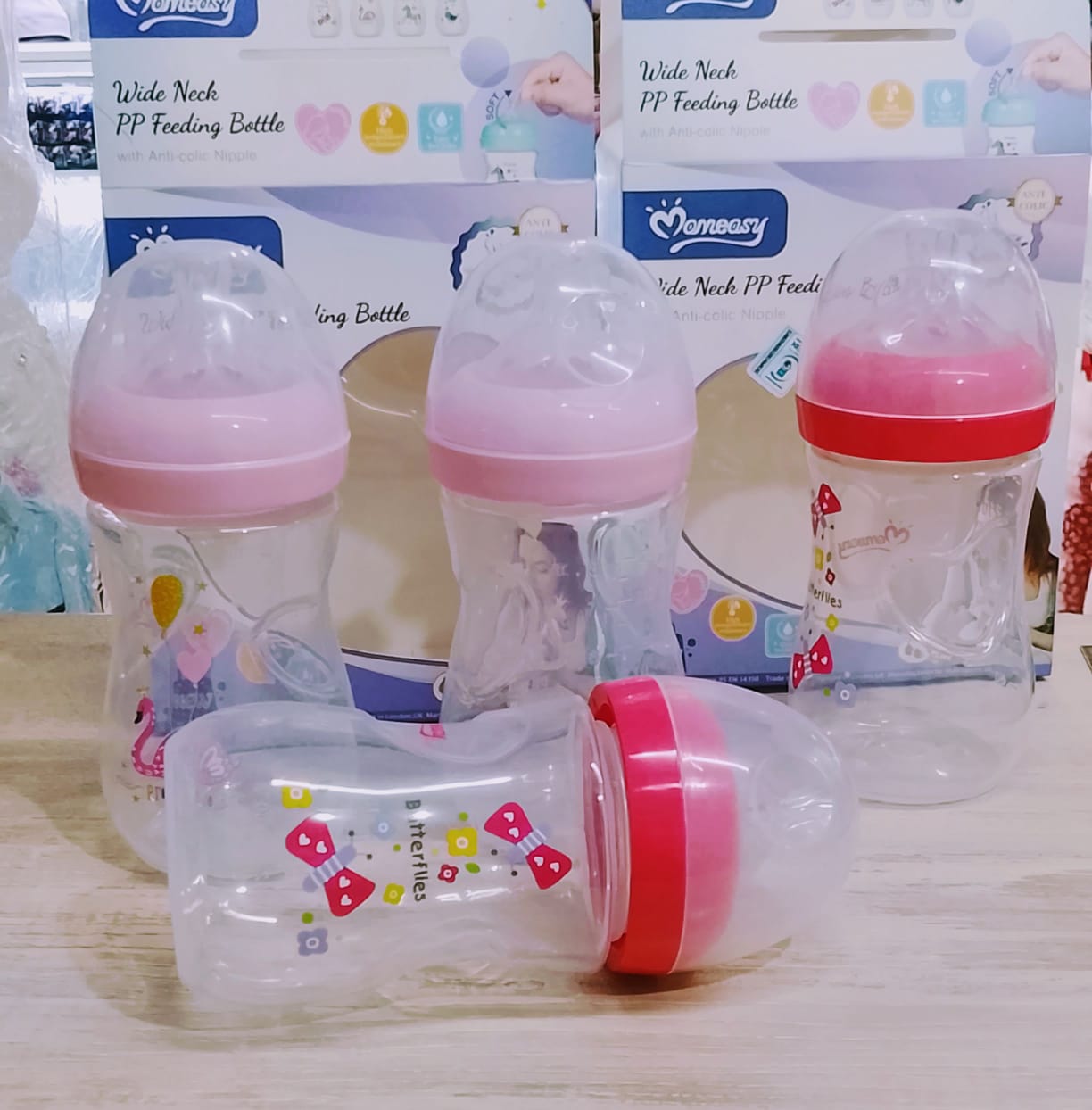 2 pcs feeding bottles Baby feeding bottles set. Contains feeding bottles of different sizes that are suitable from birth up to 36 months. Has a pacifier to help soothe the baby.