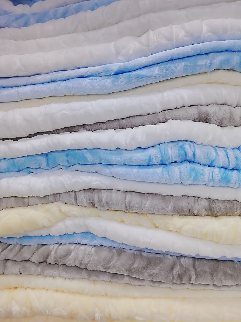 Plain blankets Our swaddle swaddle blanket is soft and comfortable, and can accompany your baby even in early childhood. Made of high-quality acrylic, the knitted fabric is thicker than other baby swa