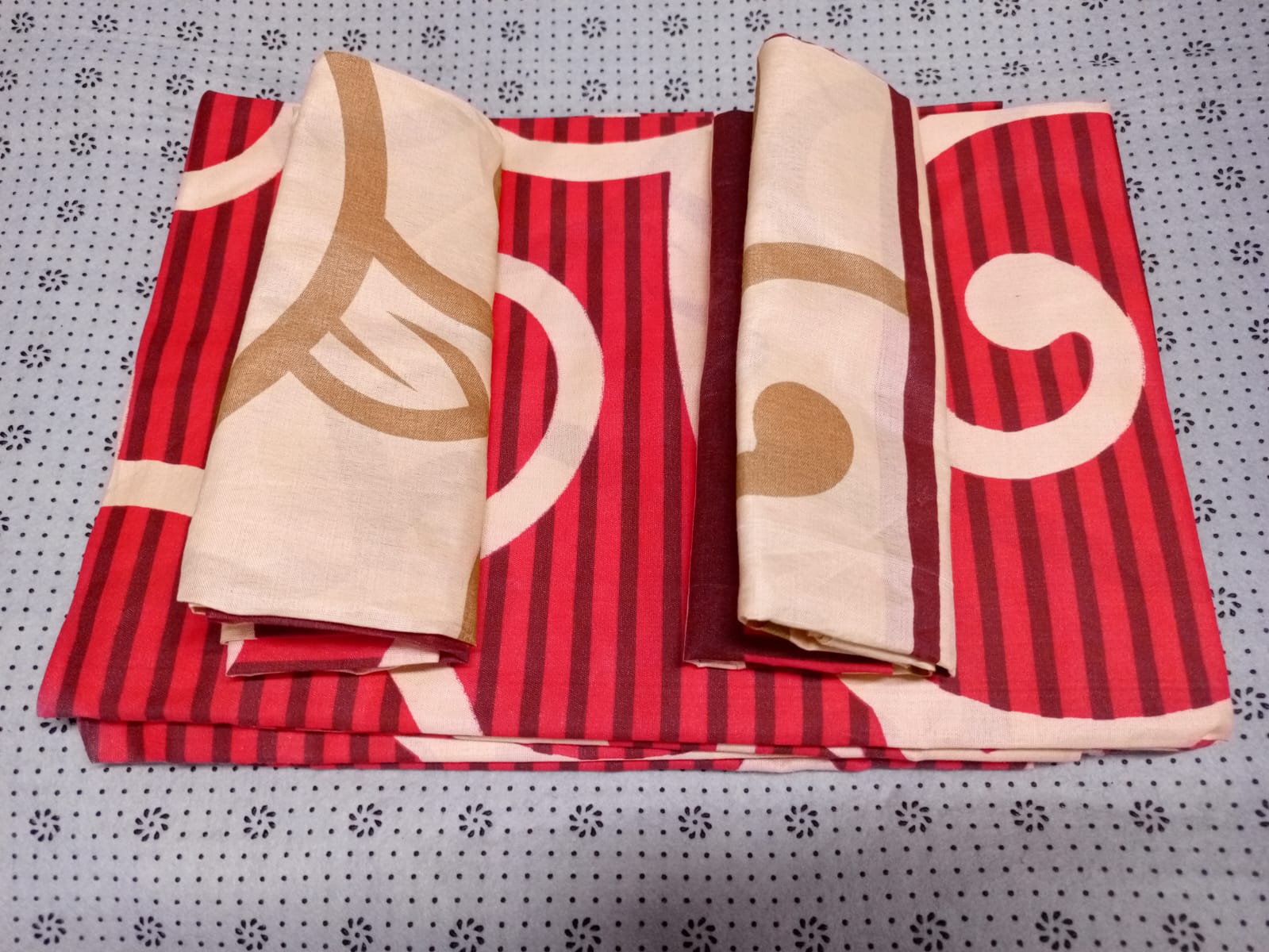 4 pcs of 4*6 Bedsheets  Set Comes as 2pcs of Bedsheets and 2pcs of Pillow Cases Bedding Set