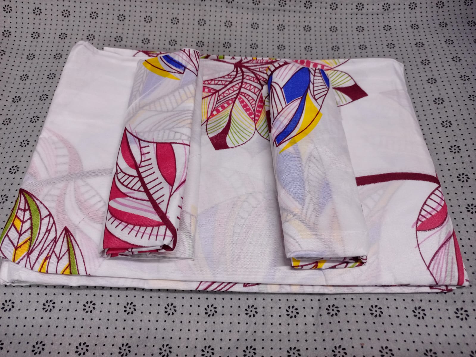 4 pcs of 4*6 Bedsheets  Set Comes as 2pcs of Bedsheets and 2pcs of Pillow Cases Bedding Set