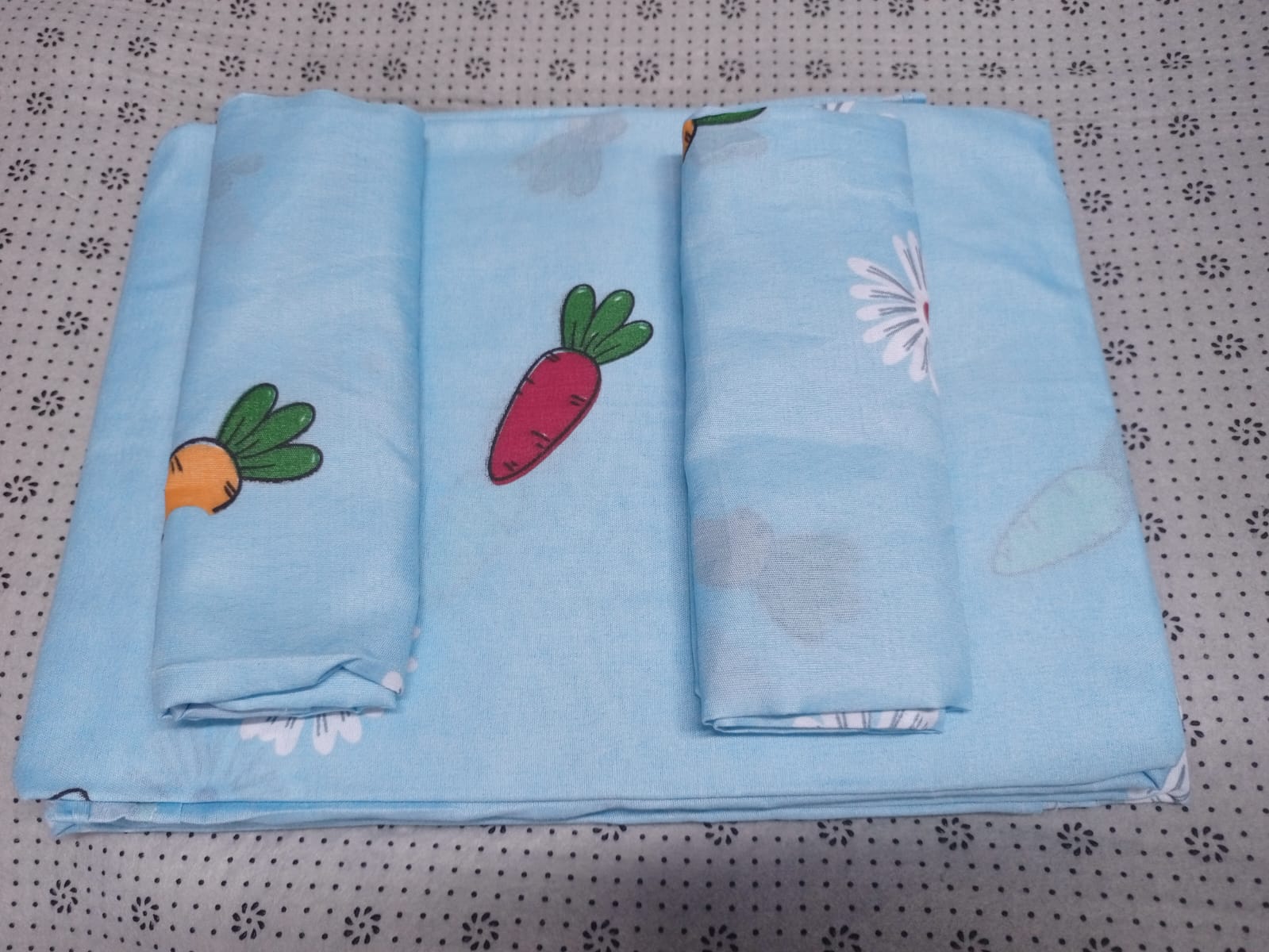 4 pcs of 4*6 Bedsheets  Set Comes as 2pcs of Bedsheets and 2pcs of Pillow Cases Bedding Set
