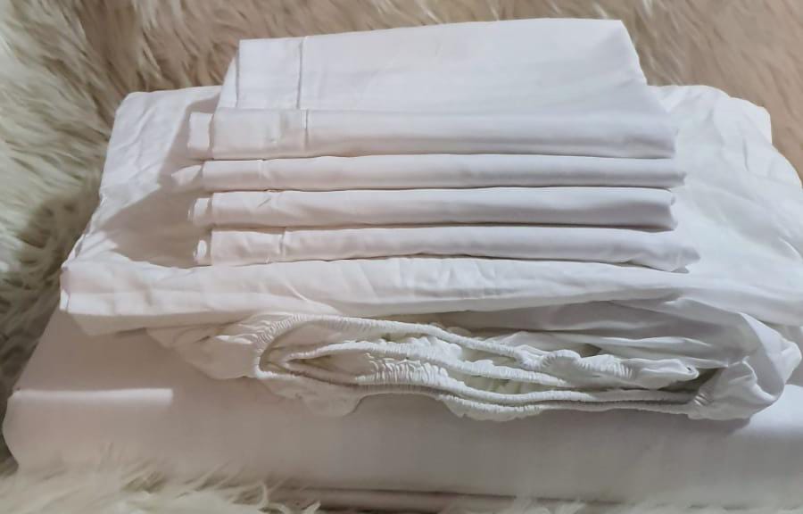 6pcs of 6*7 White Cotton Mattress Cover which comes as 1pcs of Fitted Bedsheet Mattress Cover, 1pcs of Flat Bedsheet and 4pcs of Pillow Cases Bedding Set