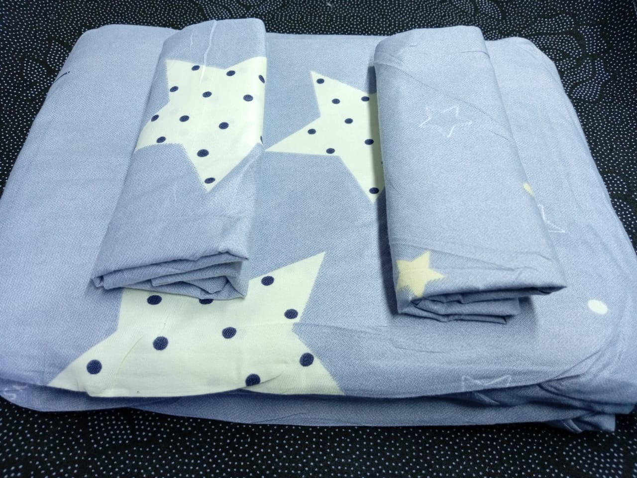 4 pcs of 5*6  Bedsheet Set Comes as 2pcs of Bedsheets and 2pcs of Pillow Cases Bedding Set