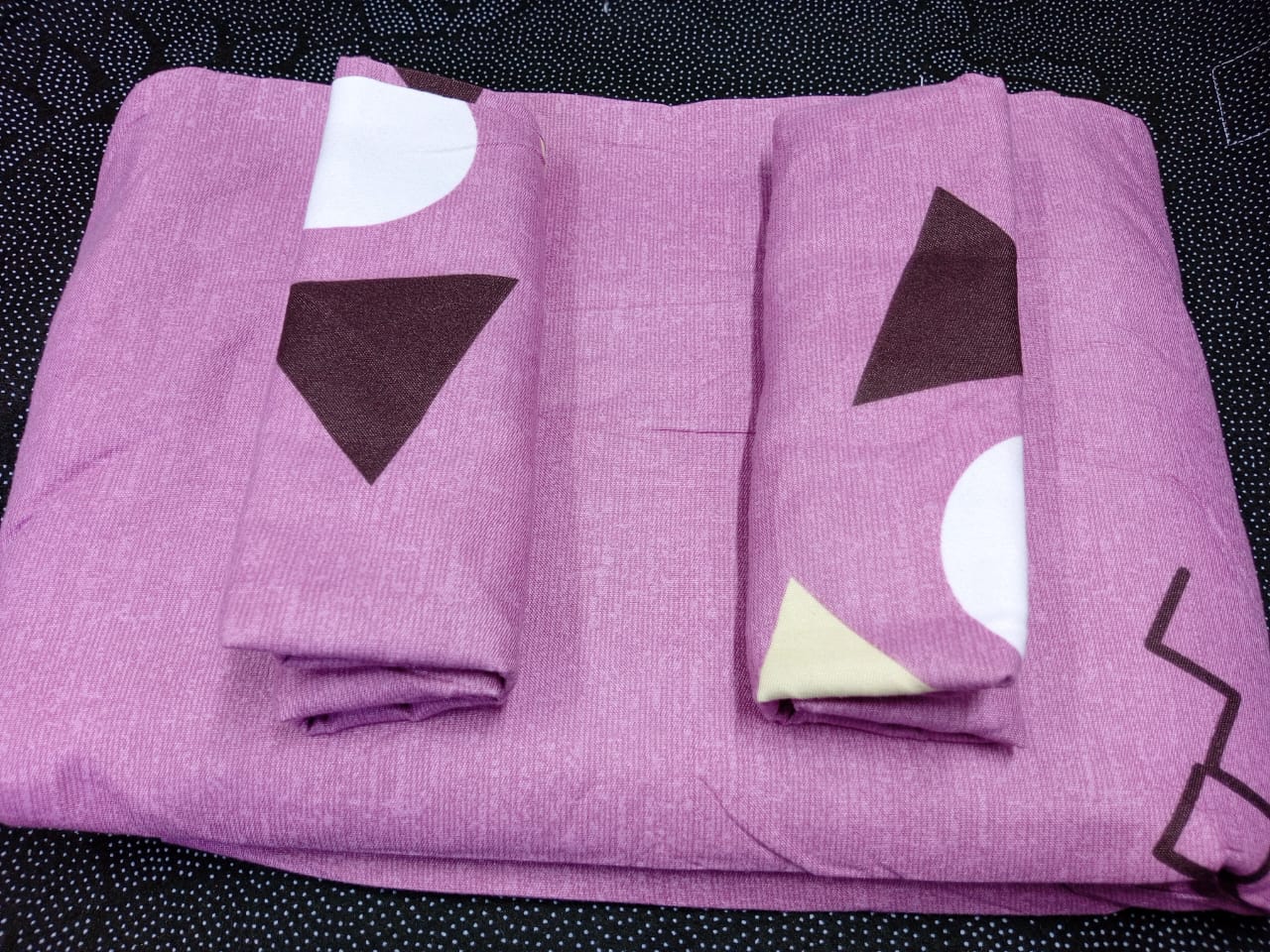 4 pcs of 5*6  Bedsheet Set Comes as 2pcs of Bedsheets and 2pcs of Pillow Cases Bedding Set