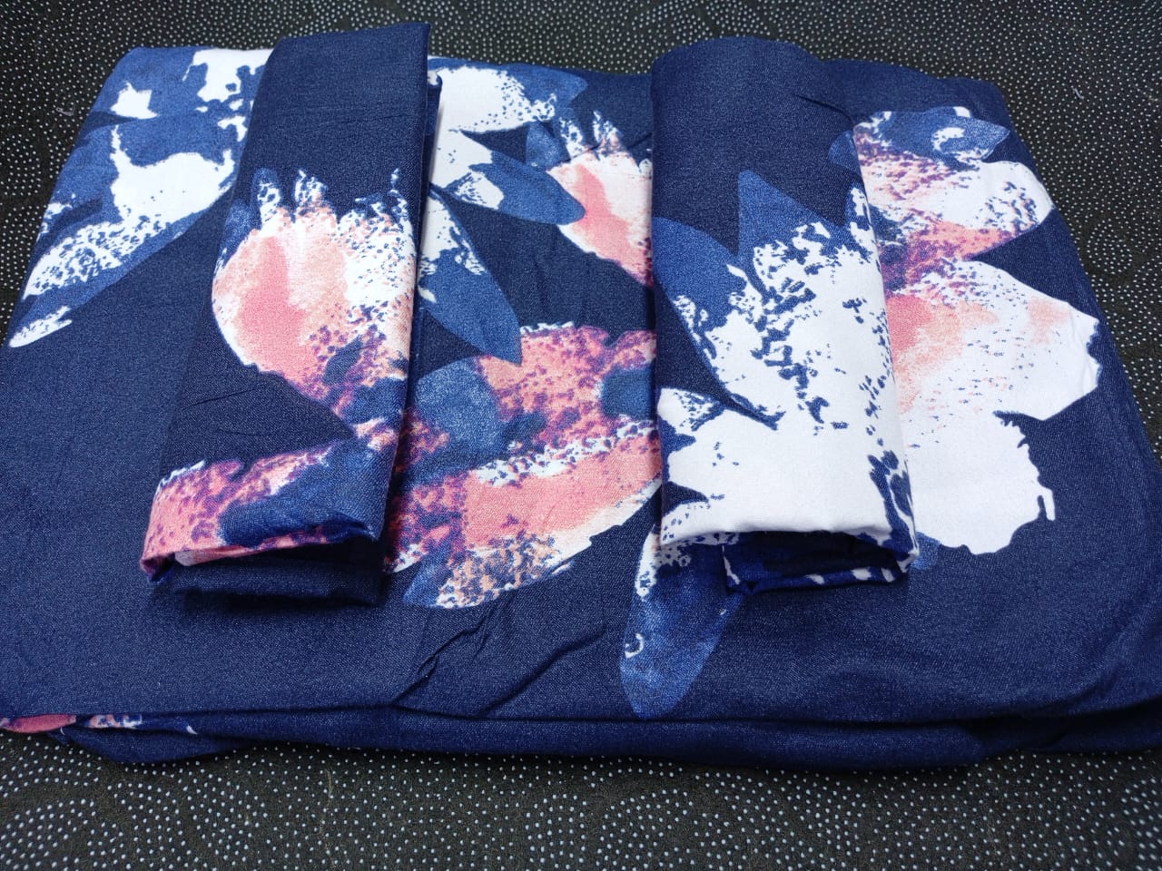 4 pcs of 5*6  Bedsheet Set Comes as 2pcs of Bedsheets and 2pcs of Pillow Cases Bedding Set