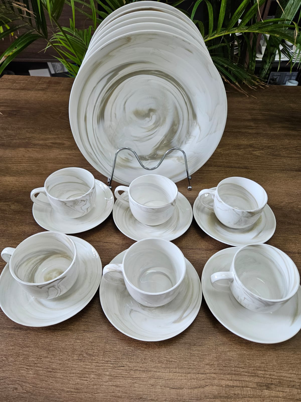 18 pieces ceramic Dinner set plate with coffee cup. High-quality, durable ceramic material

Elegant Japanese-inspired design

Heat-resistant and easy to clean

Suitable for daily meals, parties.