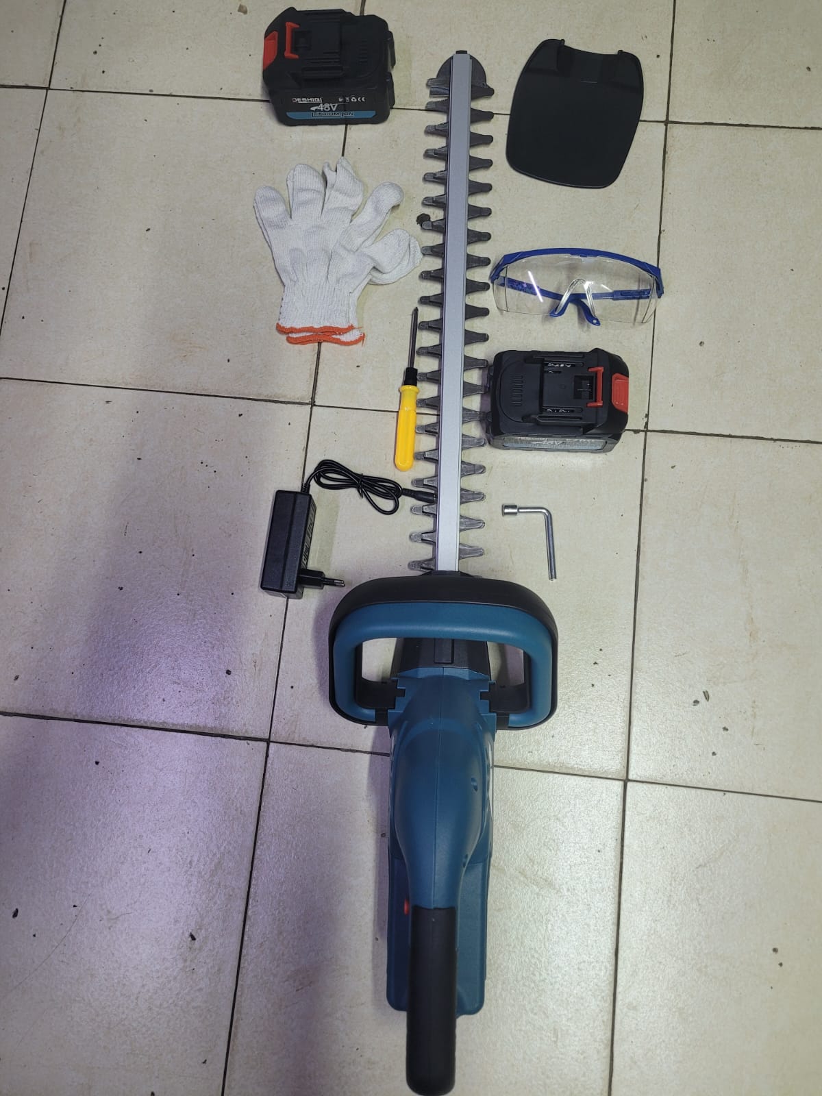 48V Battery-Powered Hedge Trimmer – Efficient, Cordless & Perfect for Precision Garden Maintenance with accessories