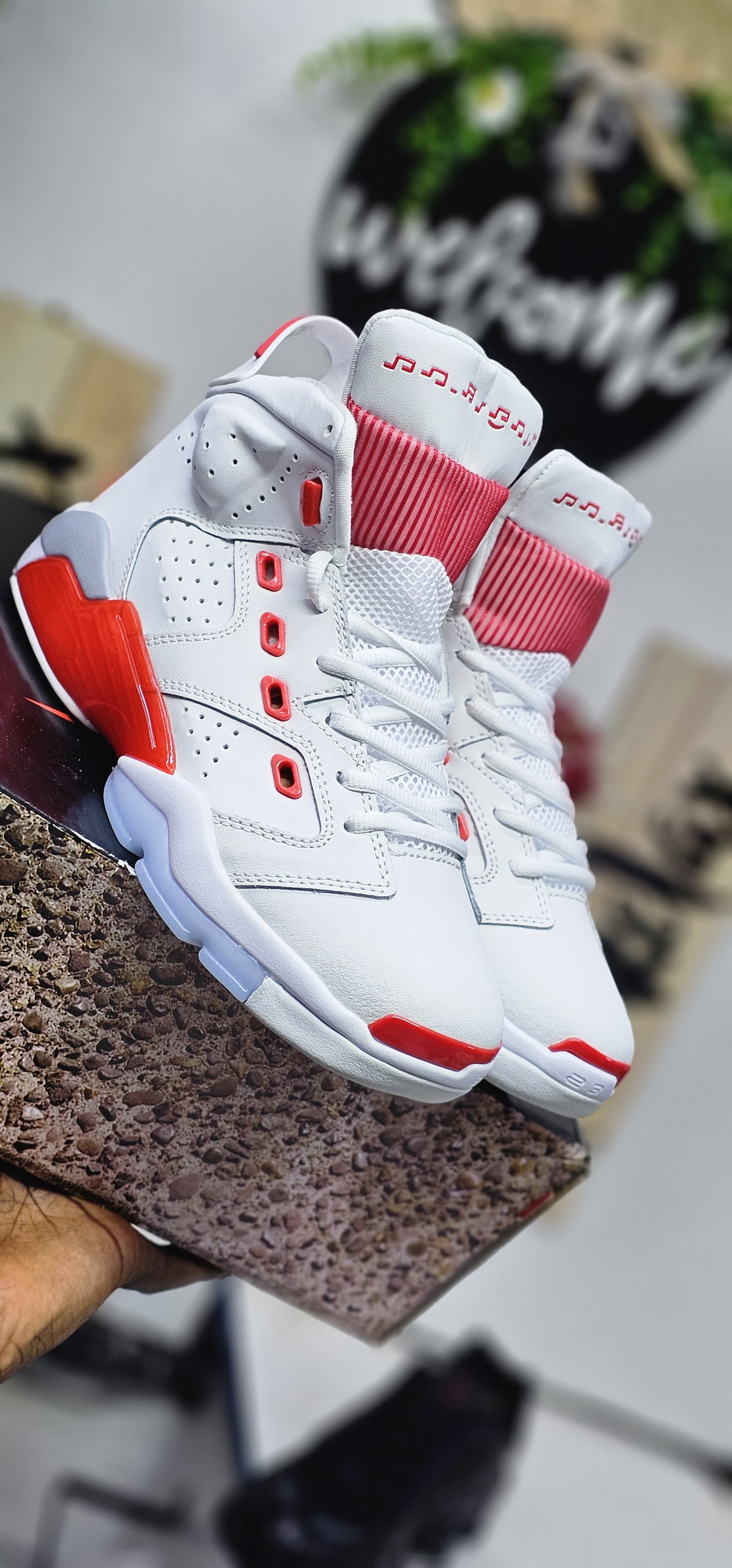 Jordan 6 Retro Unisex Sneakers Iconic Basketball-Inspired Design for Men & Women Timeless Streetwear Classic