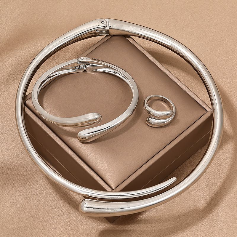 3 in 1 Gold Tone Choker and Bracelet Ring Set for Women Geometric Light Luxury Jewelry Set Perfect for Party and Daily Wear