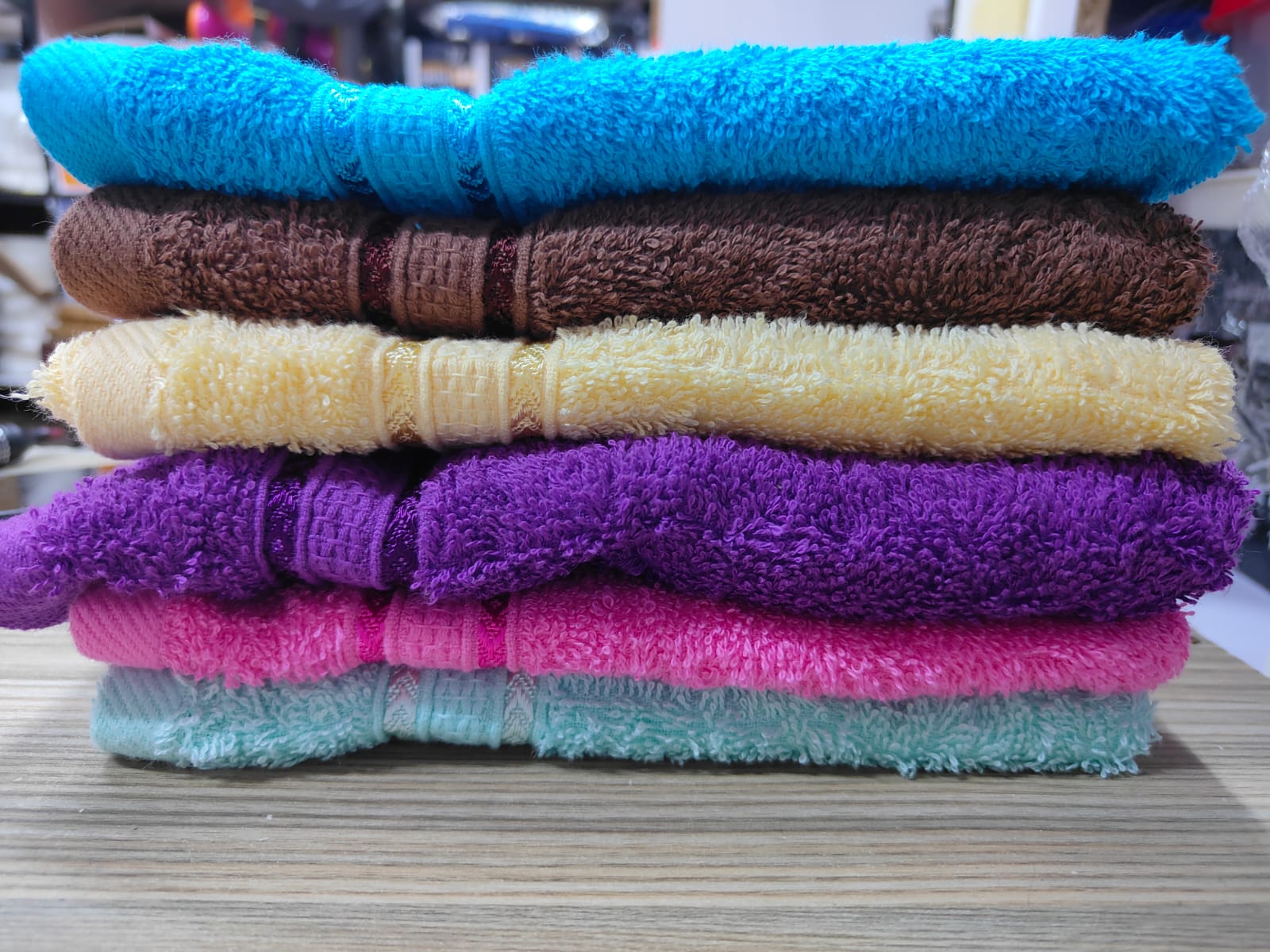 ⏹️ Higher absorbent  hand towel.
⏹️ Size 50x120 cm.
⏹️ High quality towel
Durable 
Heavy 
Soft and smooth texture
Fade resistant 
Easy to absorb water
Made of 100% cotton
Polo make