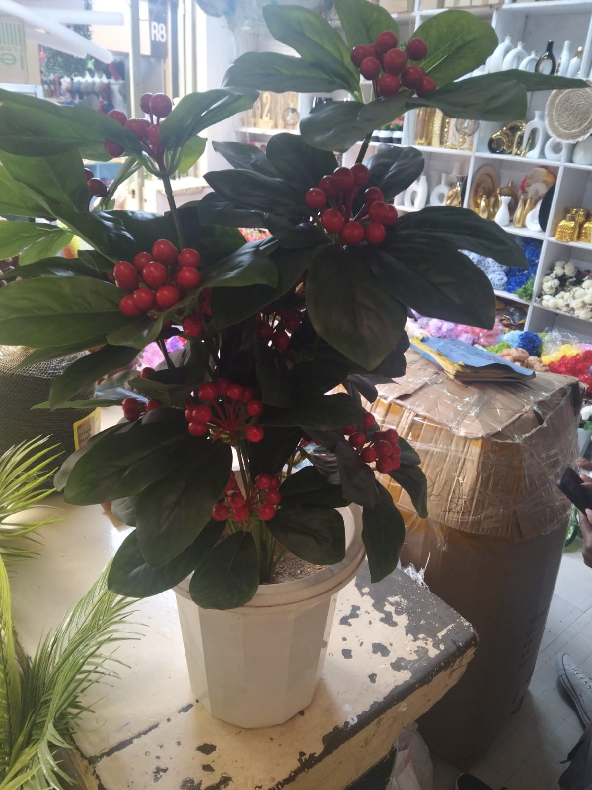 Berry plant  The petals are naturally curved, simulating the shape of a real flower, lifelike. The flowers and leaves are not easy to drop, and you can bend the branch easily.