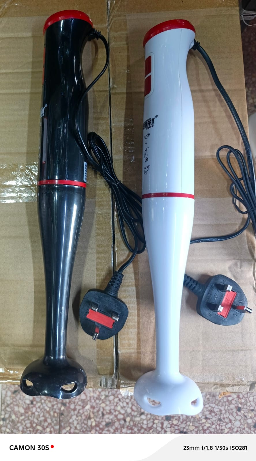 Hand blender The ergonomic handle provides a grip and splash protection device to prevent food from splashing Provides and simplicity for mixing
Removable accessories easy to clean