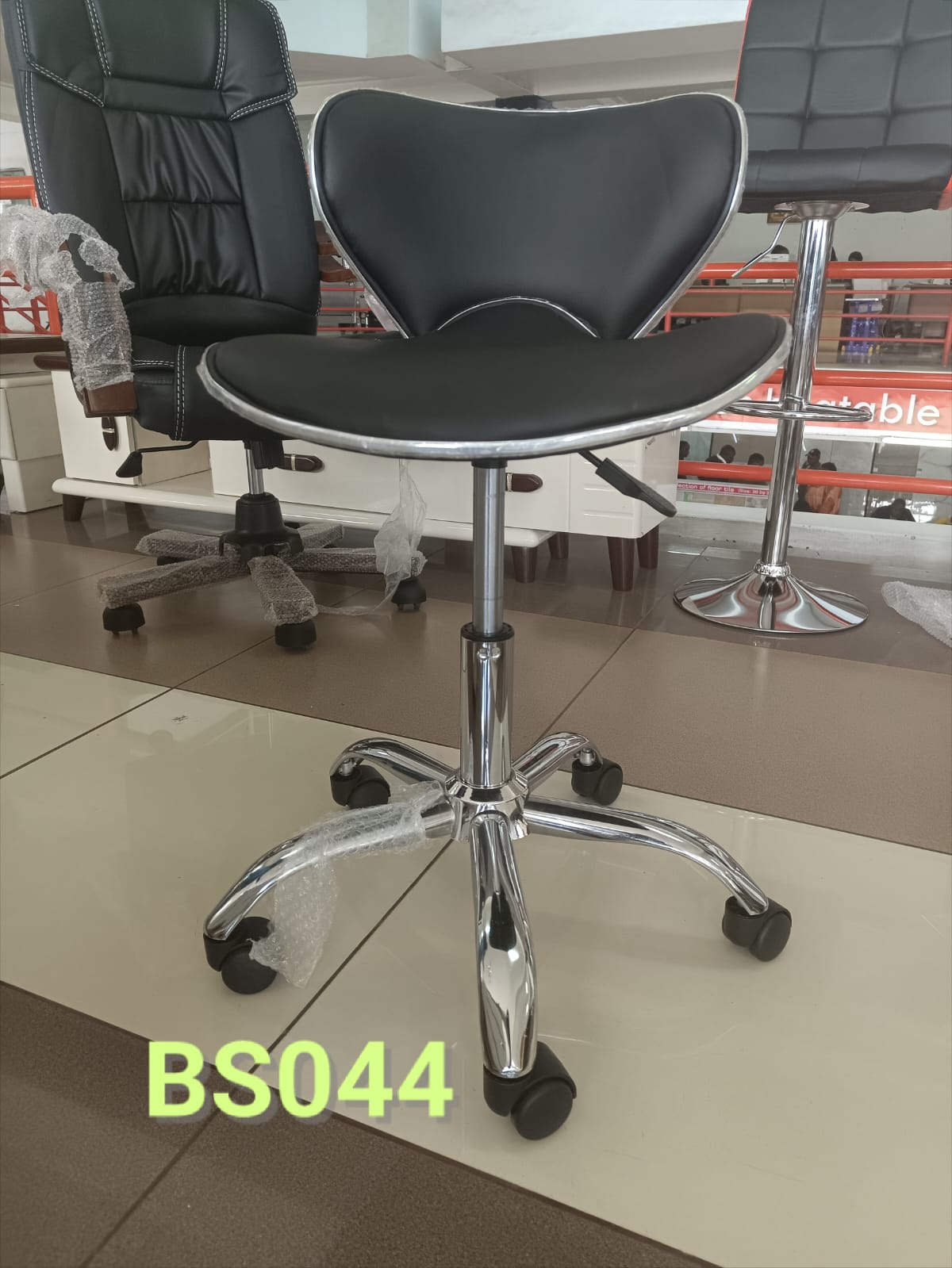 Executive office/salon / bar stool.Comes with a backrest that can be used with a table, so you can rest assured even when you sit down. The crown style lines are simple and stylish.
